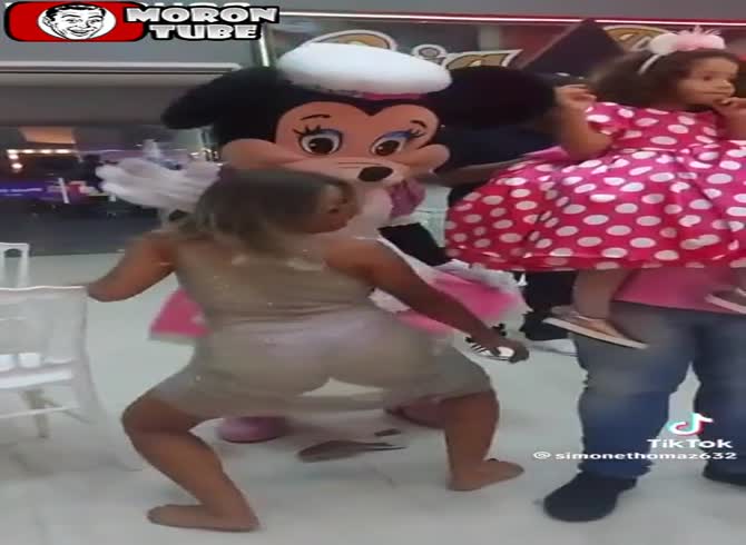 Video :At her daughter's birthday celebration, this mother claimed to have received all the attention!